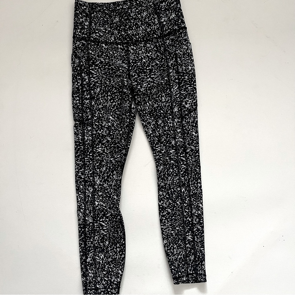 Athleta ULTIMATE STASH HIGH RISE 7/8 LEGGING black & white pattern | size Small